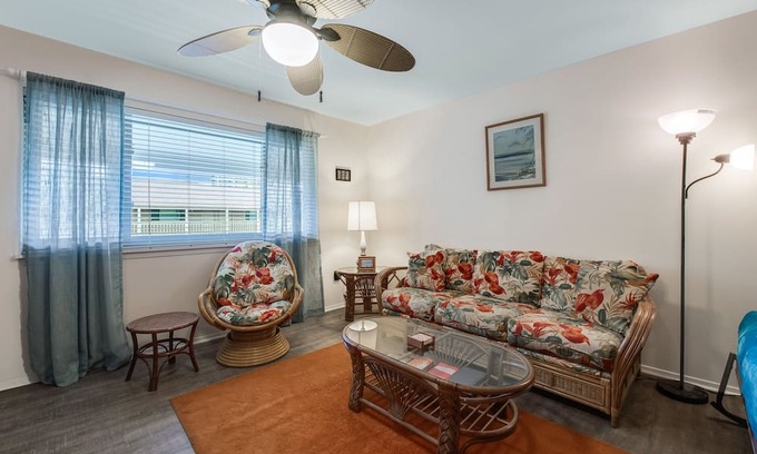 Port Aransas Condominio | Roomy 1 BDRM Large Pool w/ a Private Courtyard and a 5 Min Walk to the Beach