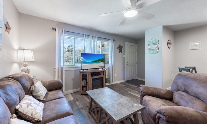 Port Aransas Condominio | Roomy 1 BDRM Large Pool w/ a Private Courtyard and a 5 Min Walk to the Beach