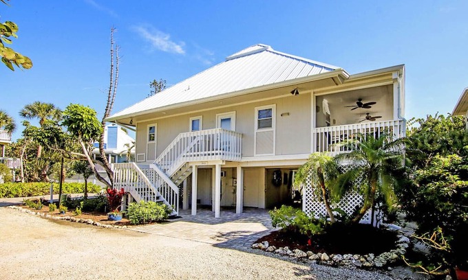 Captiva Casa | Sunset Captiva 38 - Short walk to beach, pool, dock in Village area of Island