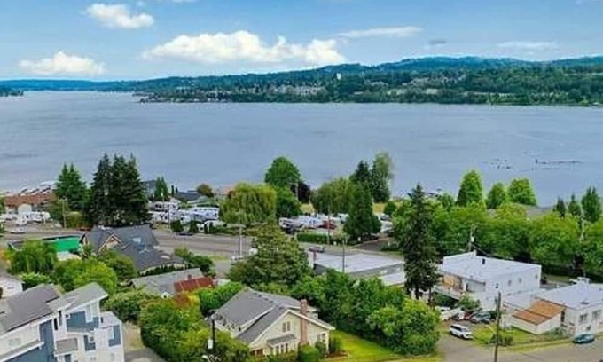 Bryn Mawr-Skyway Casa | White Serenity w/Water View: Spacious 5BR/3BA by Seattle/Renton/Seatac