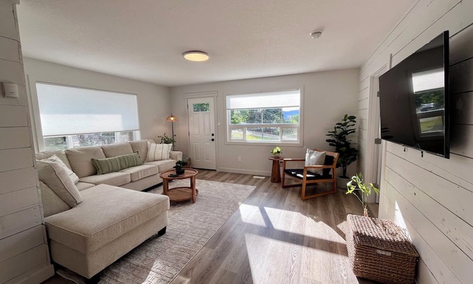 Hinton Casa | Alpine Escape-Completely renovated home 20 minutes to Jasper National Park Gate!