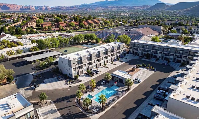 St. George Casa | St. George 5 bdrm Adventure Retreat, national parks, sports, golf, tesla charger