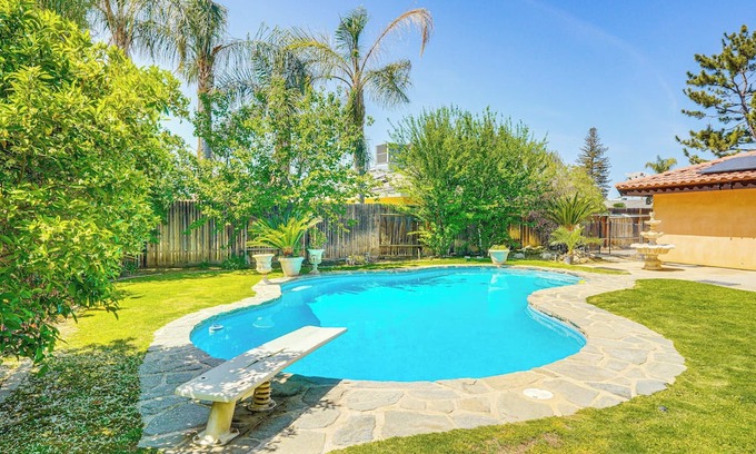 Greenacres Casa | 7 Mi to Dtwn: Poolside Paradise in Bakersfield!