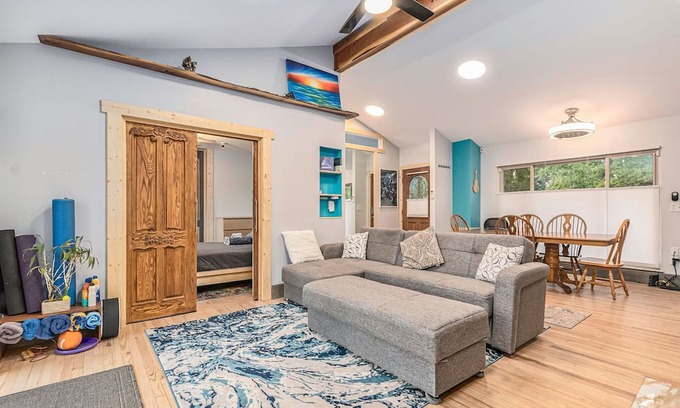 Drayton Plains Apartamento | AMAZING 1 Acre Lakefront 3b/2b Apt w/Access to 4 Lakes, peaceful, boats galore!