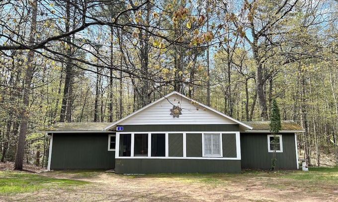 Hazelhurst Cabina | Creekside Oasis ~ Terrific 3-bedroom Cabin in Hazelhurst, Wisconsin