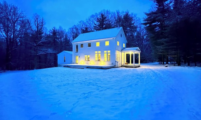 Stone Ridge Casa | Charming 3-bedroom farm house in peaceful Stone Ridge with Hot Tub & Bocce court