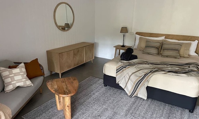 Mission Beach Apartamento | Rainforest King Rooms | Shared Kitchen + Lounge | Sleeps 2–8