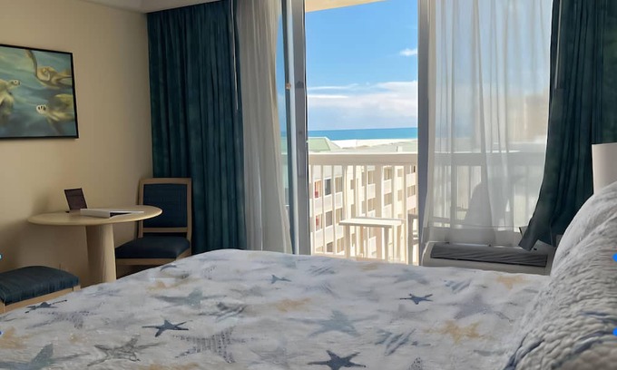 Ortona Park Apartamento | Bang For Your Buck Hotel Condo with Kitchen, Ocean View and Private Balcony