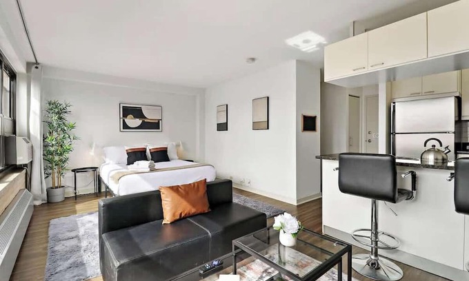Indian Village Apartamento | Warm & Elegant Studio Apt in Chicago
