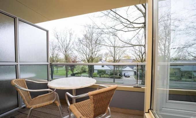 Roden Apartamento | Comfortable and Clean Room with Onsite Restaurant and Bar Near Ronostrand