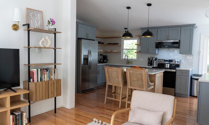 Lagoon Heights Cabaña | Charming 3-bedroom cottage in Oak Bluffs with AC, WiFi
