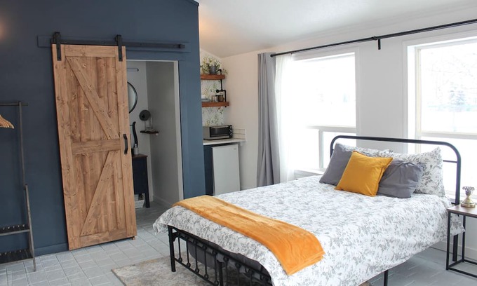 Coleman Apartamento | Fair Wind Cottage- relaxing space with fireplace - Studio Suite