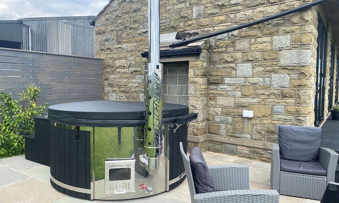 Honley Casa | Cosy 2 bedroom guesthouse in beautiful surroundings with hot tub. Pet friendly!!