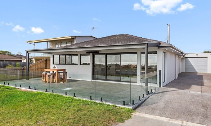 Portarlington Casa | Portarlington Beach Retreat, A modern home across from the water