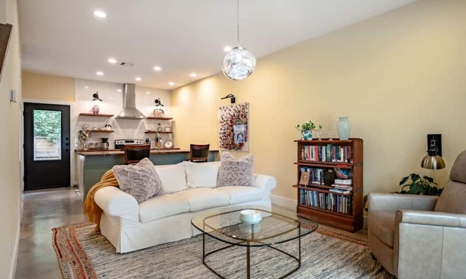 Downtown Casa | Sunshine Townhome 1BR/1.5BA 1 Block Downtown Bryan