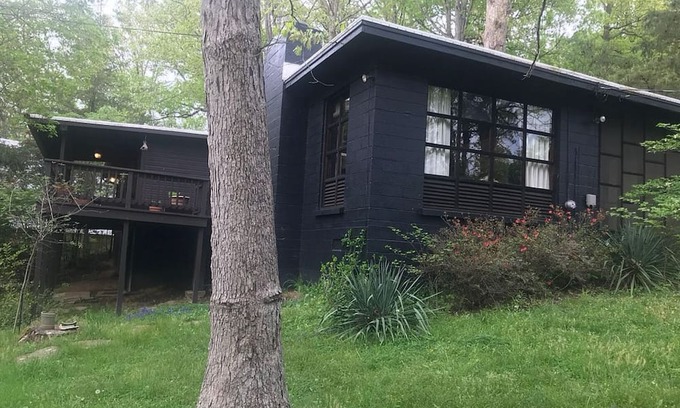 Cross Lanes Cabina | Rustic and restful 2-bedroom lake cabin in Cross Lanes with smart amenities.