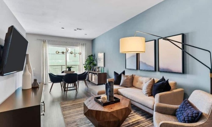 Uptown Condominio | Stylish 1BR at Miro – Rooftop Pool and Fire Pit!