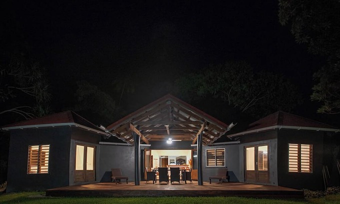 Mele Casa | Beachfront paradise,super fast internet,queen beds, private