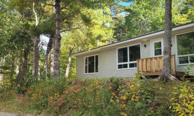 Lower Ohio Casa | Peaceful cozy cottage next to Welshtown Lake with fire bit in the back yard.