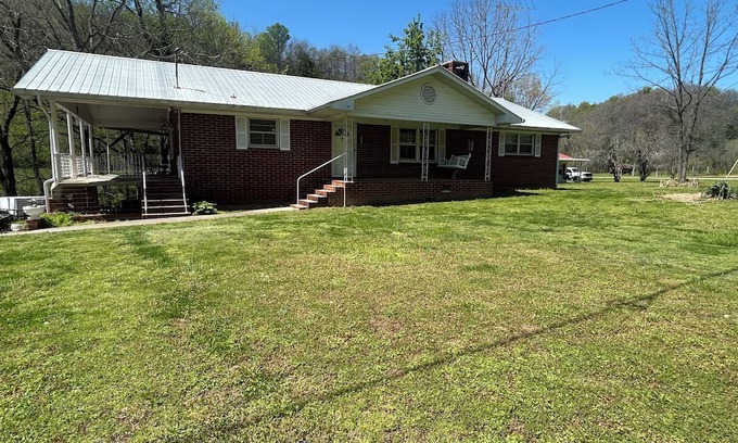 Beechgrove Casa | Papaw's Place and Creekside Bungalow are on the same Heritage Farm.