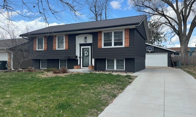 Cedar Rapids - Iowa City Casa | Executive, nursing & corporate travelers - 3br/2ba entire home close to highway!