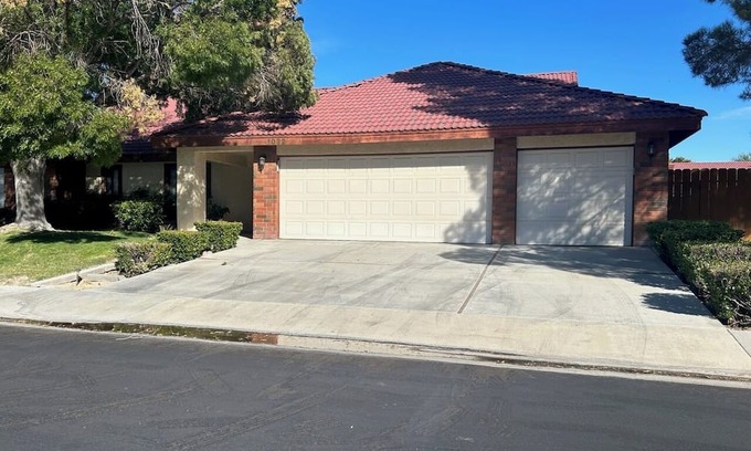 Ridgecrest Casa | Charming Large 3+ Bedroom 2.5 Bath Single Story House in Heritage Village.