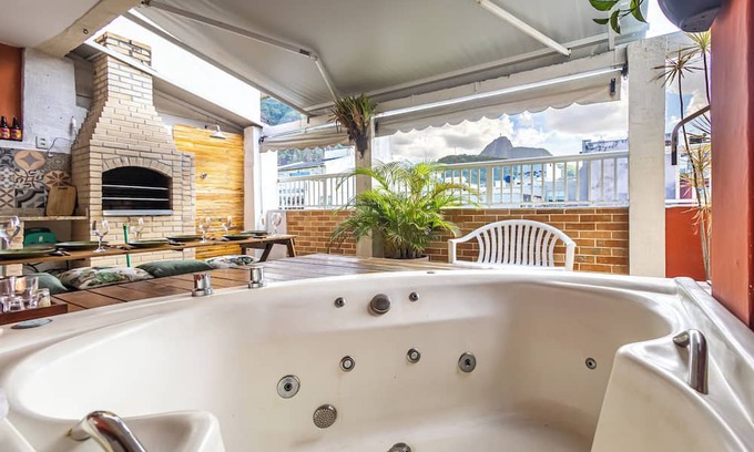 Copacabana Apartamento | Penthouse Retreat with Jacuzzi & BBQ | Heart of Copacabana!