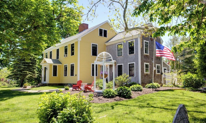 West Barnstable Otro | Gorgeous Old Farmhouse w/Spa Near Beach. Pet Friendly!