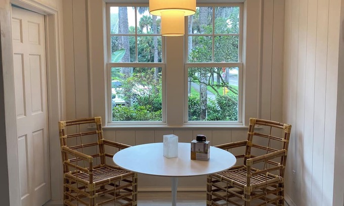 Atlantic Beach Apartamento | Charming first floor apartment easy walk to beach, resturants.