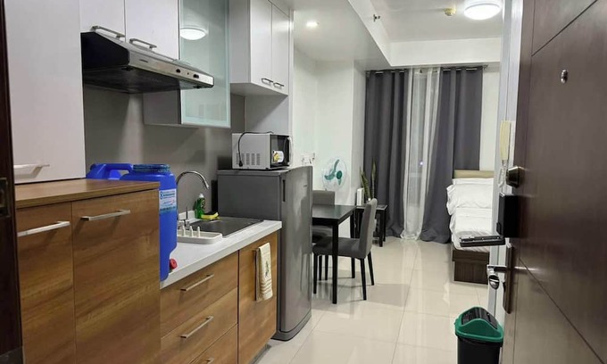Kapitolyo Condominio | Cozy Studio in Mandaluyong with Modern Amenities, Free Pool & Gym Access.