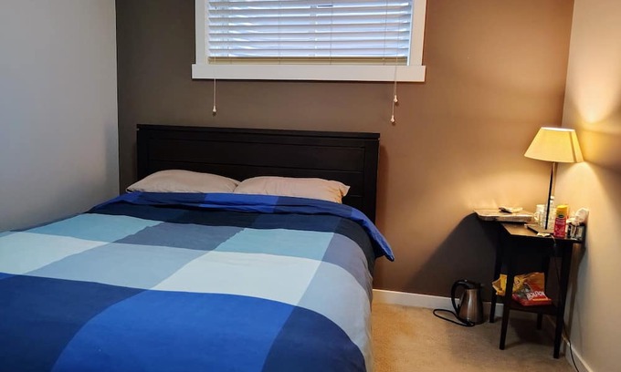 Northwest Edmonton Casa | Charming 2-bedroom house with WiFi, fitness room in nice Edmonton