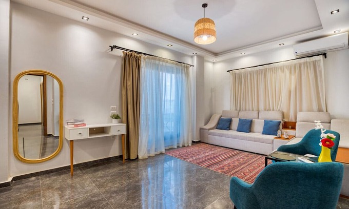 New Cairo Apartamento | Charming Sunlit 2BR Apartment Near AUC with Prime Amenities