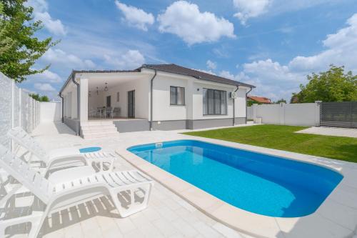 Oradea Casa | Maya House with Thermal Water Swimming Pool