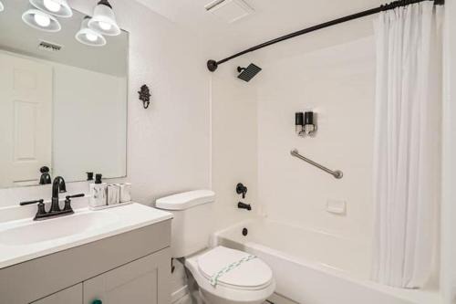 Tucson Apartamento | Tucson Great: 2BR Condo with Pool & Mountain Scene