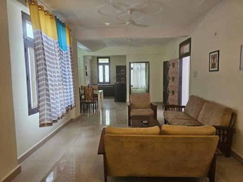 Alambagh Apartamento | 3 BHK in Krishna Nagar Lucknow LKO401L