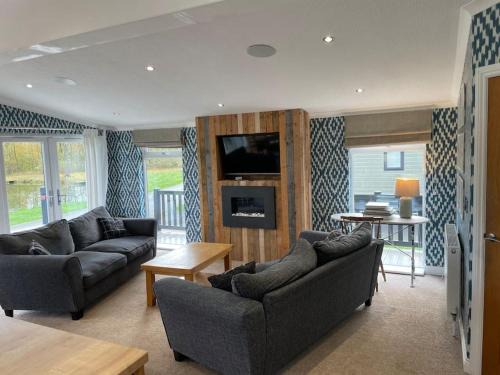 Holton Le Clay Casa | Luxury Lakeside Lodge 2
