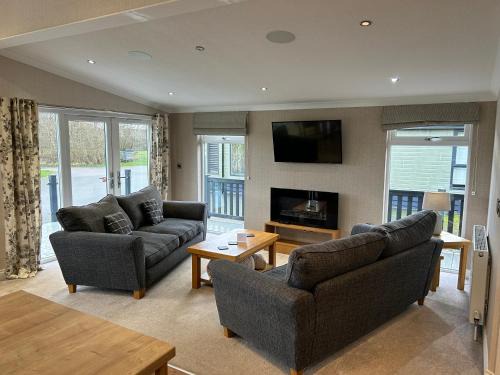 Holton Le Clay Casa | Luxury Lakeside Lodge 6