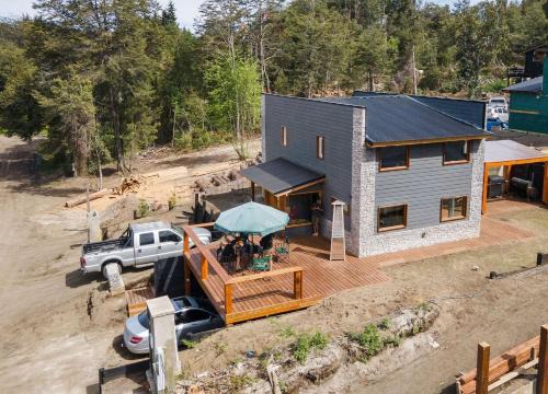 Angostura Casa | Cabaña en centro de Villa La Angostura para 6 personas con parrilla y estacionamiento en Alquiler temporario