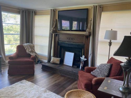 Kodak Casa | Exit 407 - The Cates House